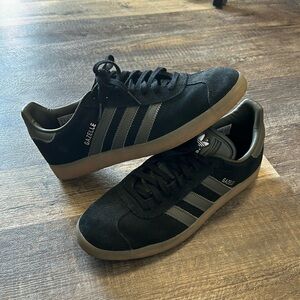 Women’s 9.5/Men’s 8 Adidas Gazelle indoor shoe
